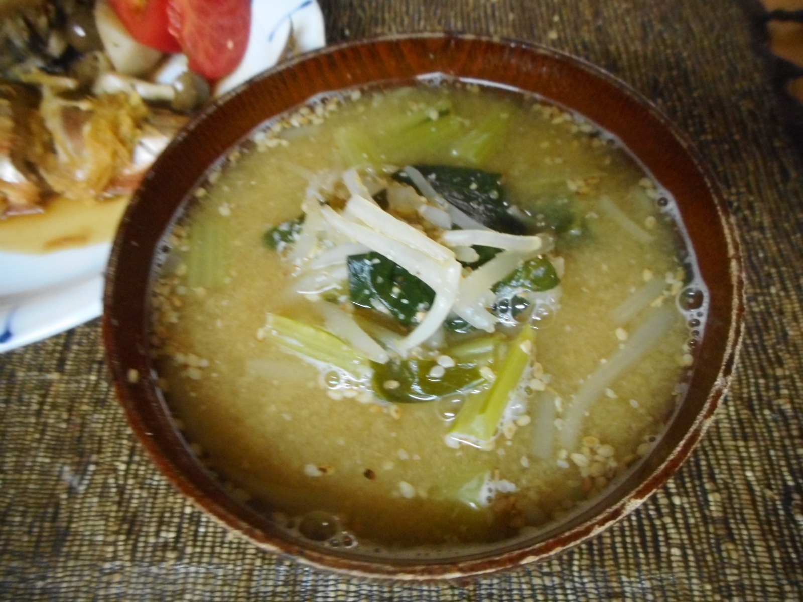 小松菜ともやしのゴマ味噌汁