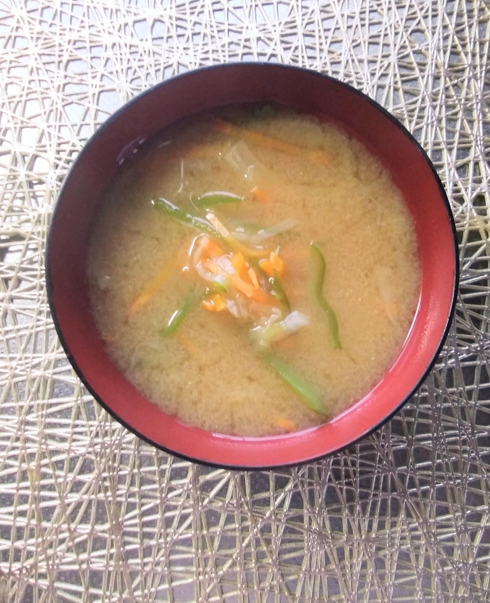 人参とピーマンとキャベツの味噌汁☆細切り野菜
