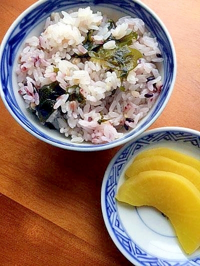 置き時間なし！無洗米の炊き込みご飯♪（塩蔵ワカメ）