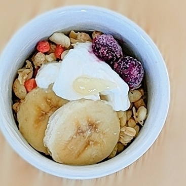 ヨーグルトをかける♪フルーツ&グラノーラ