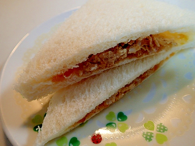 ピーチジャムと玄米フレークのバニラ香るサンドイッチ