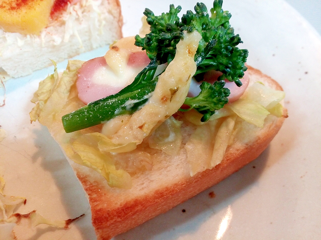 レタス・チーズ入ウインナー・ブロッコリーのトースト