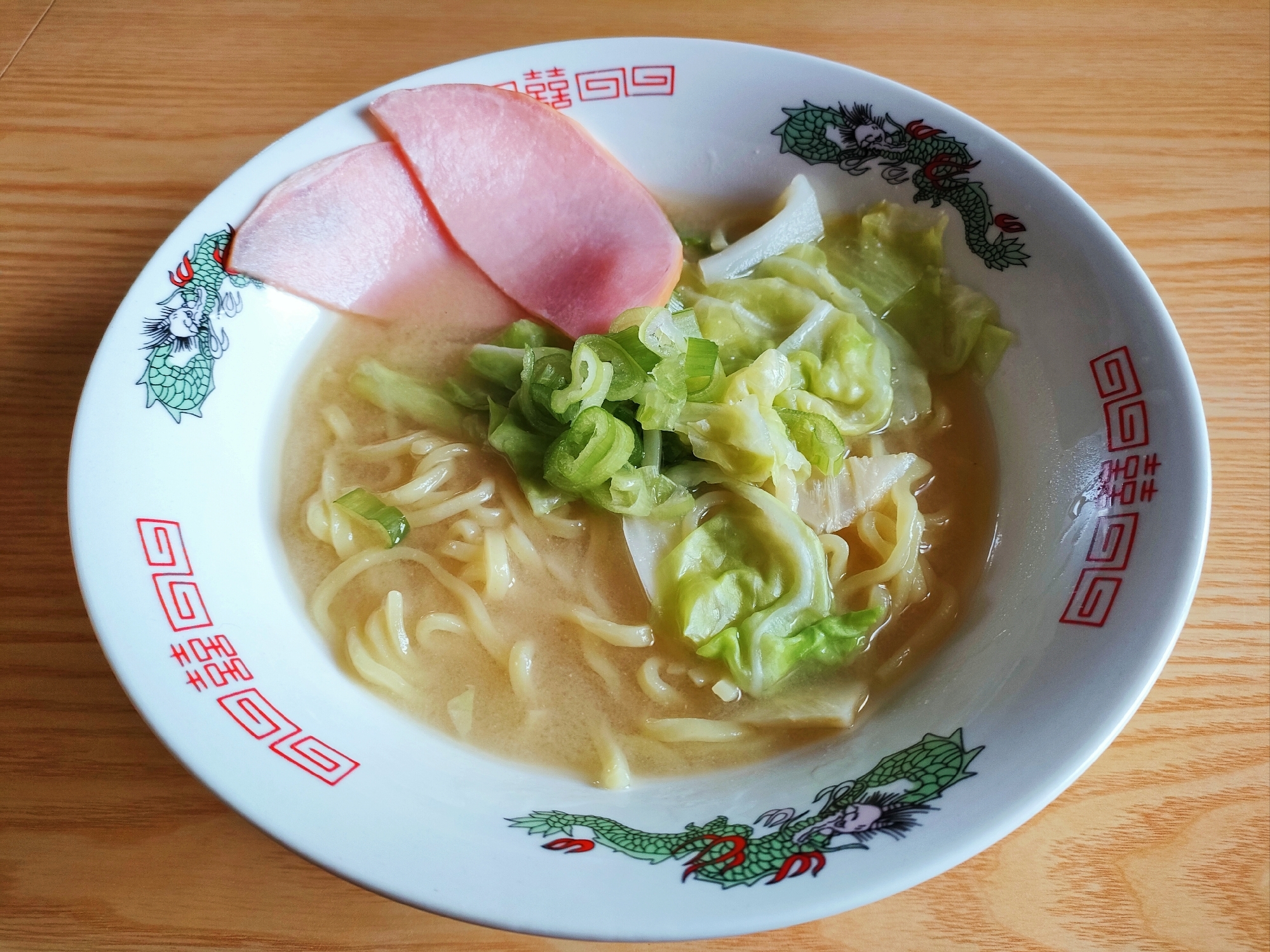 キャベツとハムの味噌ラーメン