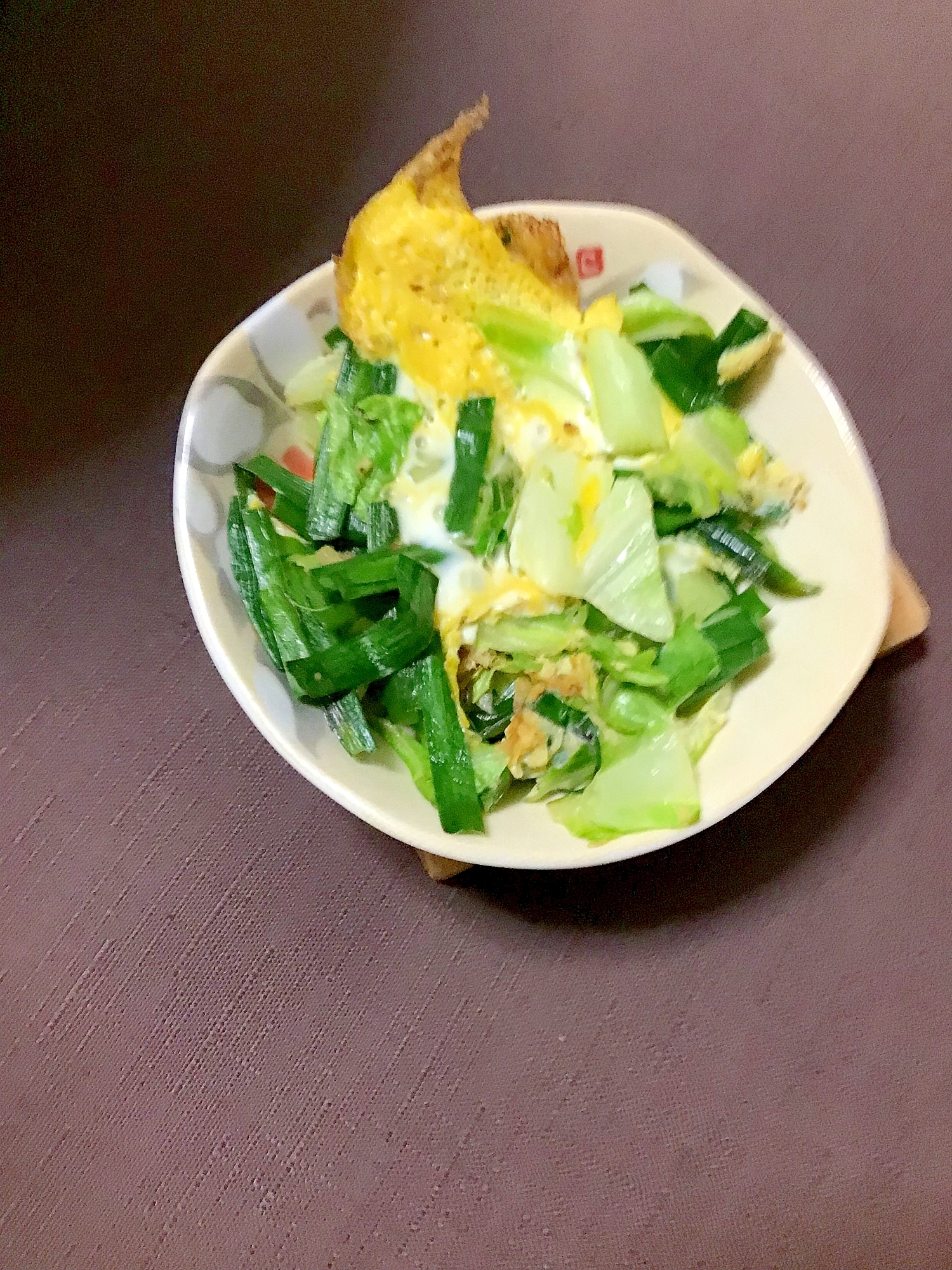 キャベツも一緒にニラ玉。