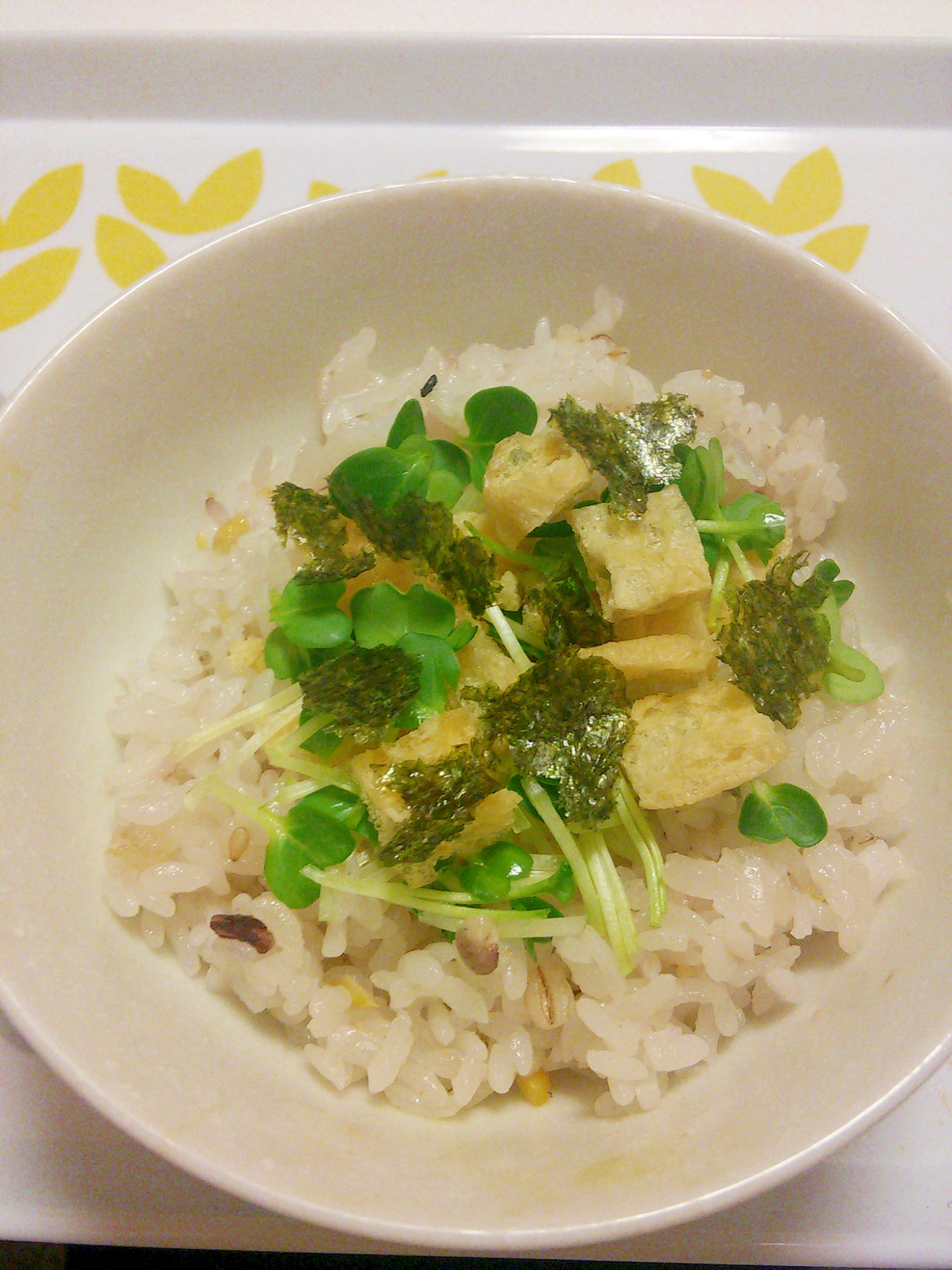 三十雑穀で★かいわれ大根と油揚げのわさび醤油ご飯