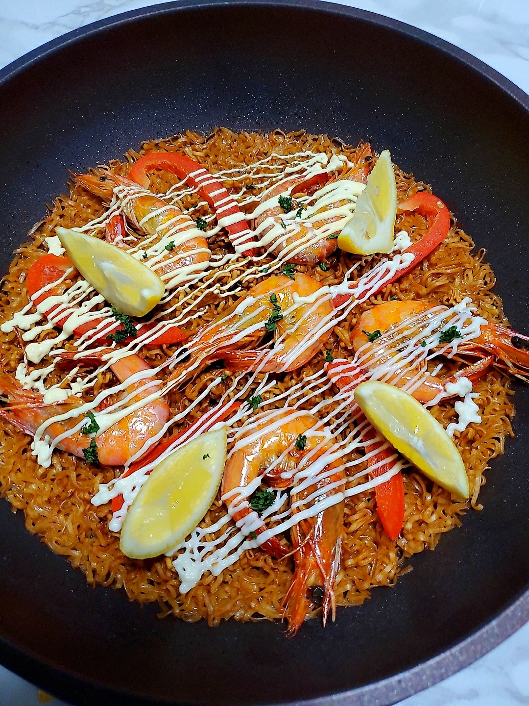 フライパンに入った、チキンラーメンパエリア