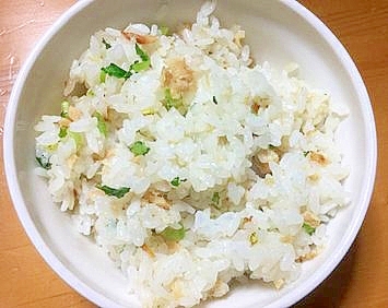 鮭フレークと大根菜のチャーハン（鶏がらマヨ味）