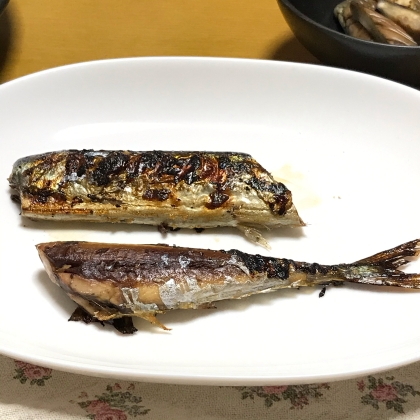 秋刀魚の美味しい季節ですね。フライパンで焼くと皮がくっつくのが悩みだったので解決策が見つかりました！