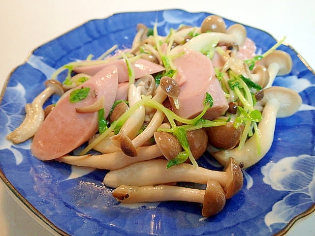 創味で　魚肉ソーセージとしめじと豆苗のソテー