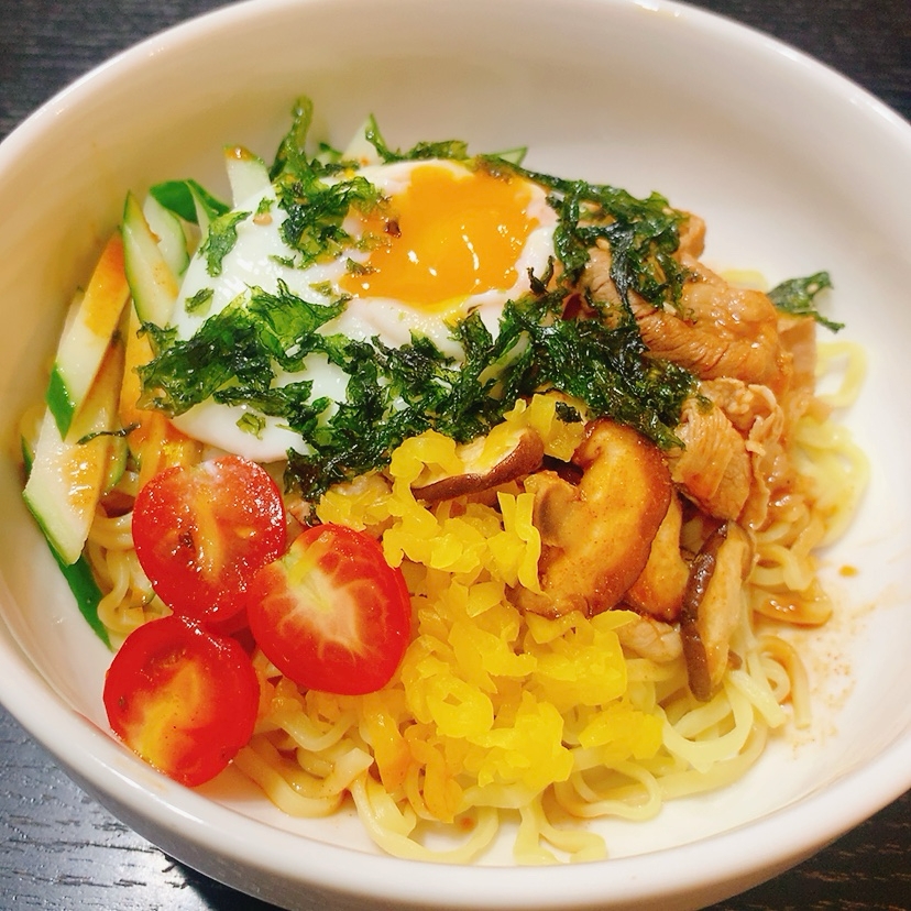 白い器に盛り付けられたビビンバ風冷やしラーメン