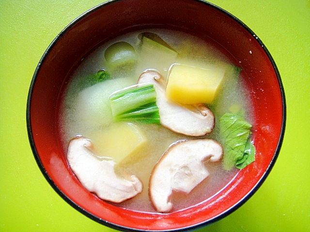 じゃがいもとチンゲン菜しいたけの味噌汁