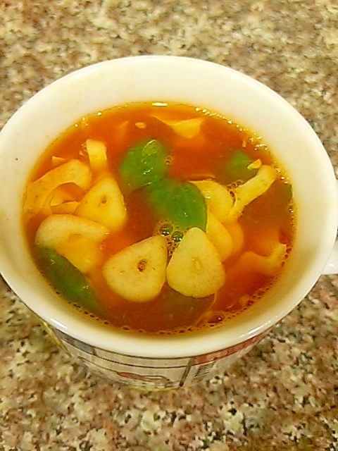 トマトとバジルのトムヤムスープ
