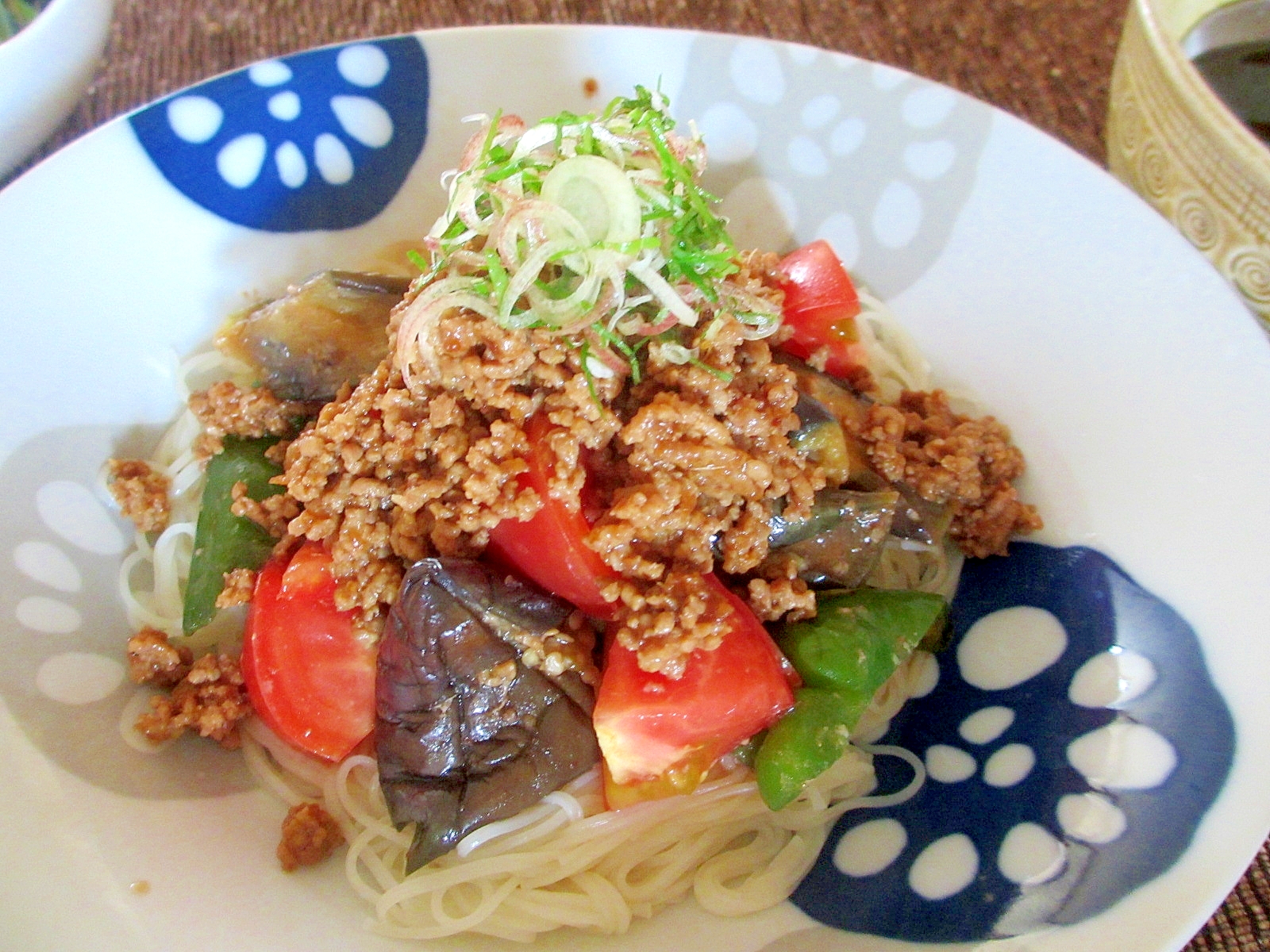 なすピーマントマトと肉味噌のっけそうめん