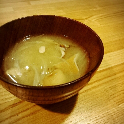 貝だしで　玉葱と舞茸のお味噌汁♬