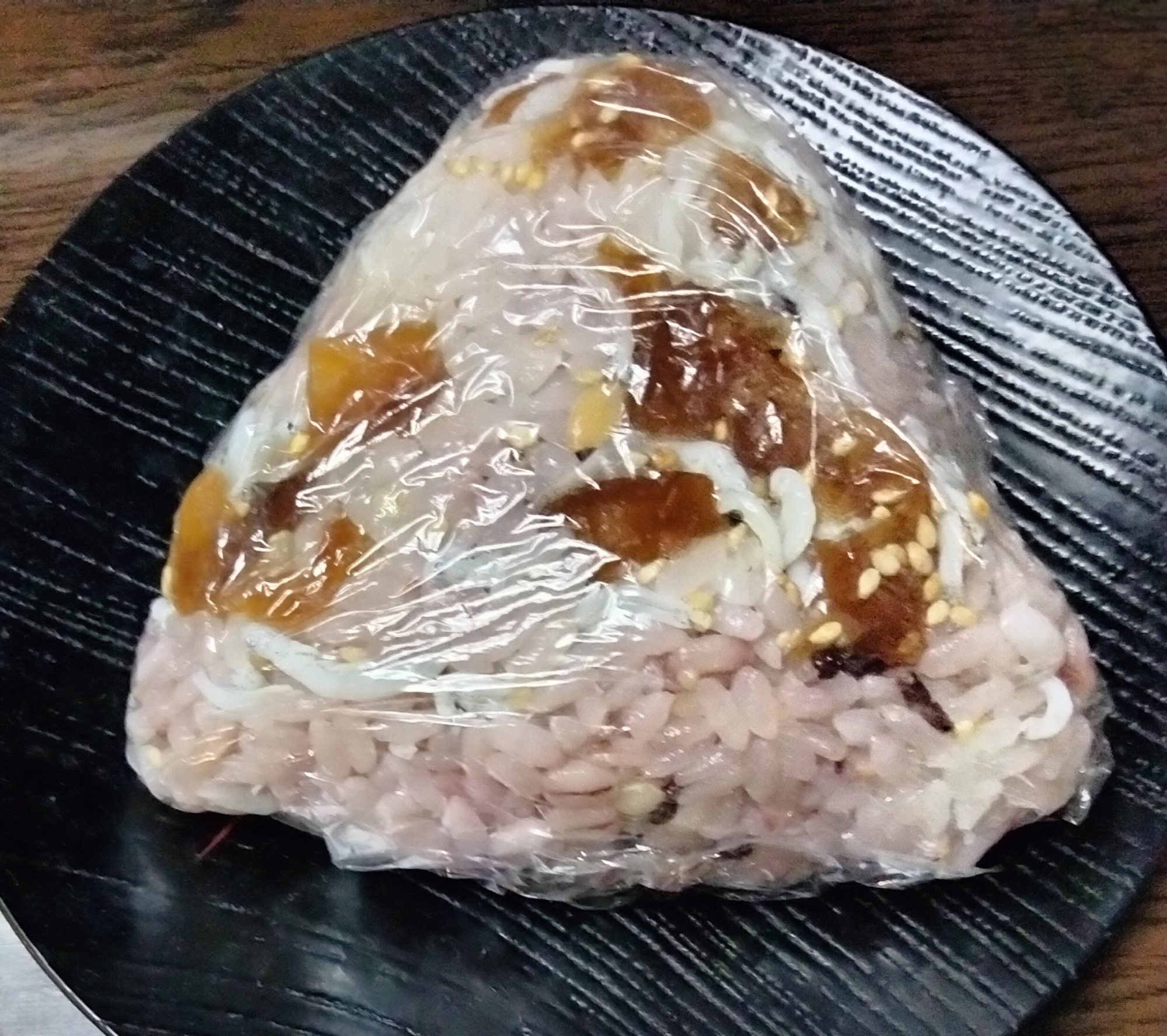 雑穀ごはんおにぎり 福神漬しらす白ごま