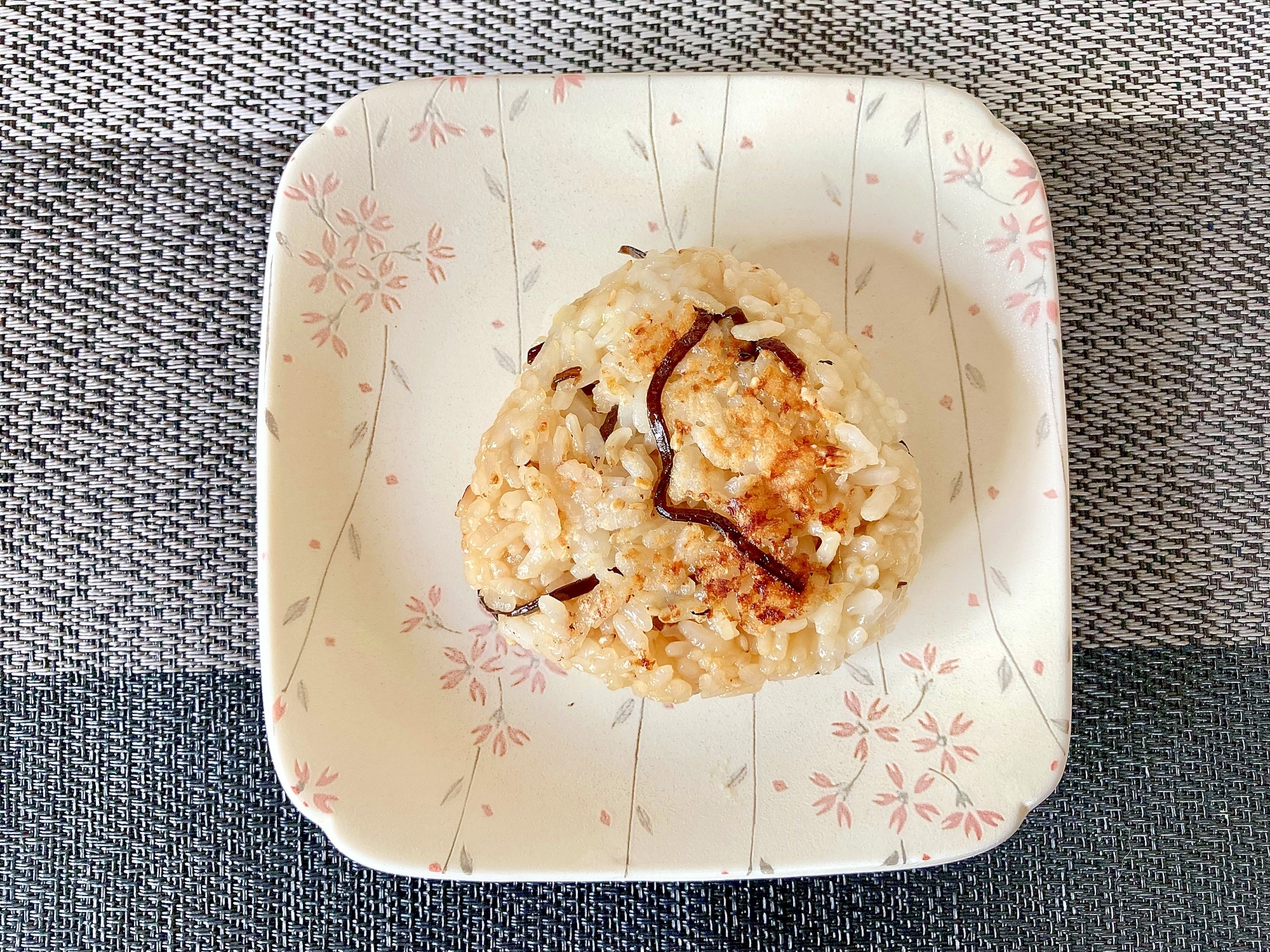 フライパンで 塩昆布と粉チーズの焼きおにぎり