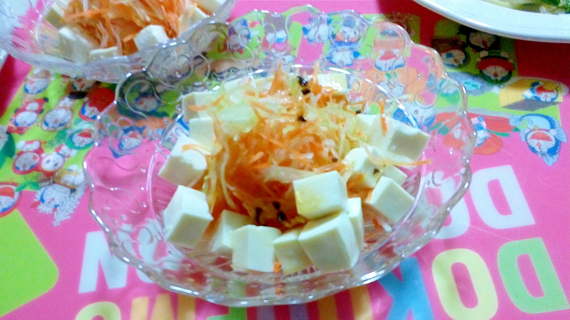 コロコロ豆腐と千切り野菜のたっぷりサラダ