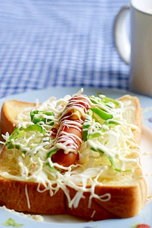 食パンで。なんちゃってホットドック