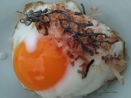 おかかと塩昆布の目玉焼き