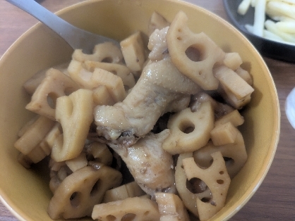 簡単グツグツ煮るだけ！鶏手羽と蓮根のこってり甘辛煮