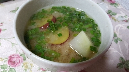 こんばんは♪旦那が趣味で野菜を作ってます。秋に収穫して保存してるさつま芋と昨日届いた蕪で本日の夕食に♥葉っぱが無かったので葱をたっぷり入れました♥あったまる～♪