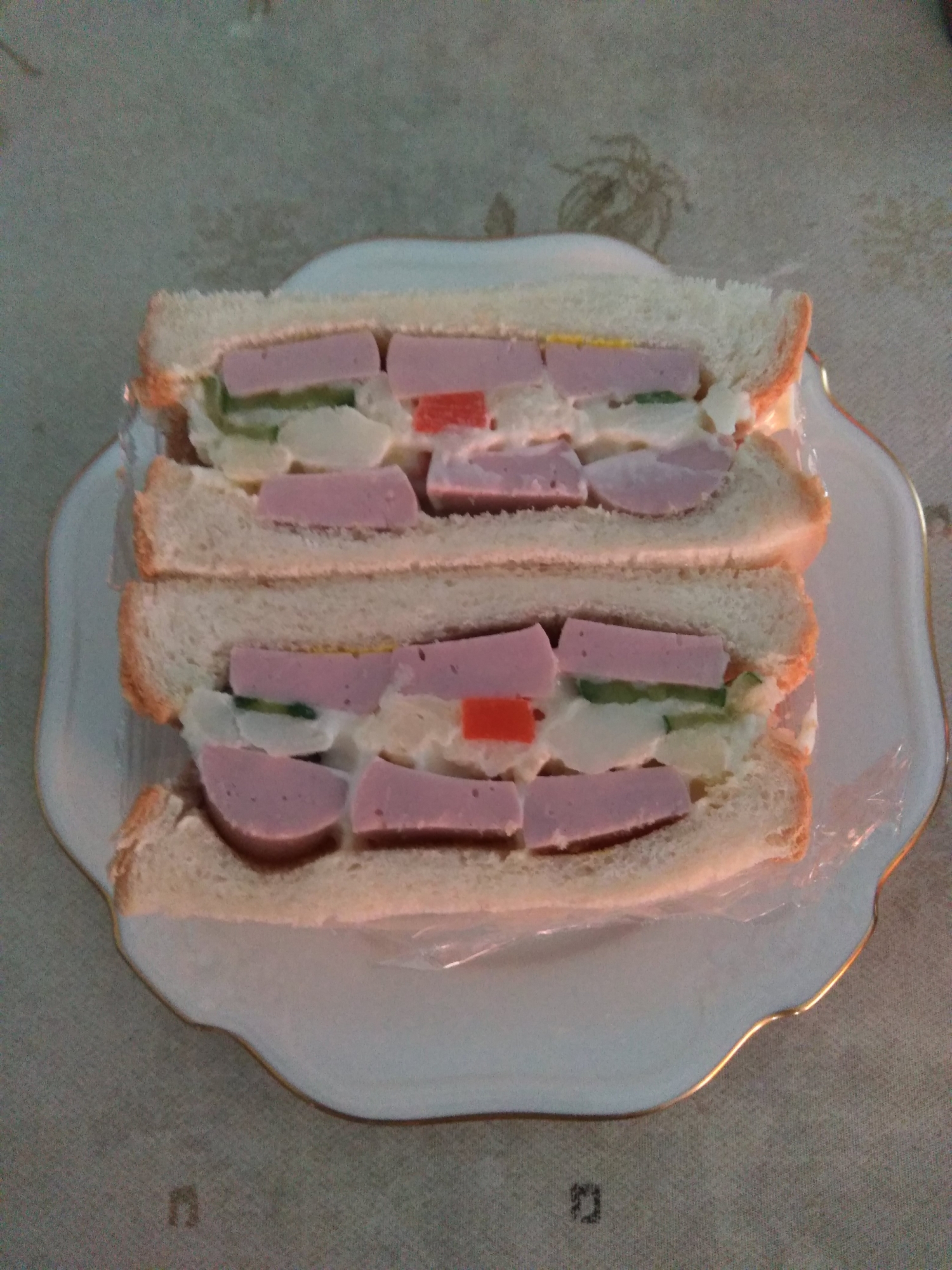 魚肉ソーセージとポテトサラダのサンドイッチ
