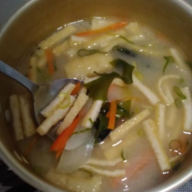 人参と玉葱とわかめとネギと油あげのお味噌汁