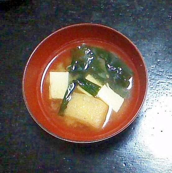 豆腐と生わかめと油揚げの味噌汁