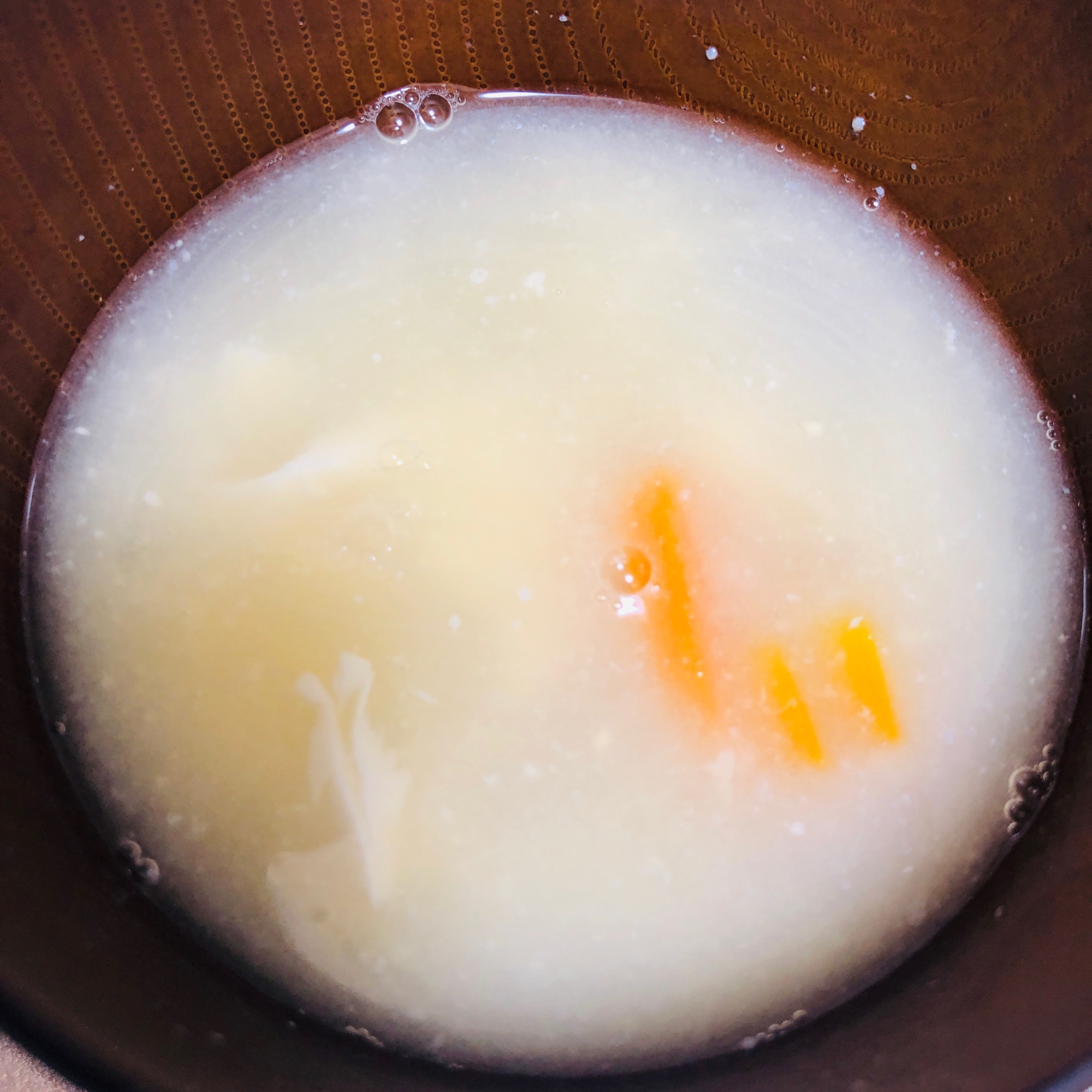 粉ミルク使用★新玉ねぎとにんじんのミルク味噌汁