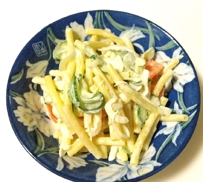 マカロニサラダ美味しいですね～♥(o^～^o)
きゅうりだけでなく彩りに人参と玉ねぎも入れてみました｡(#^.^#)お酢を入れるとさっぱりな味になりますね!!
