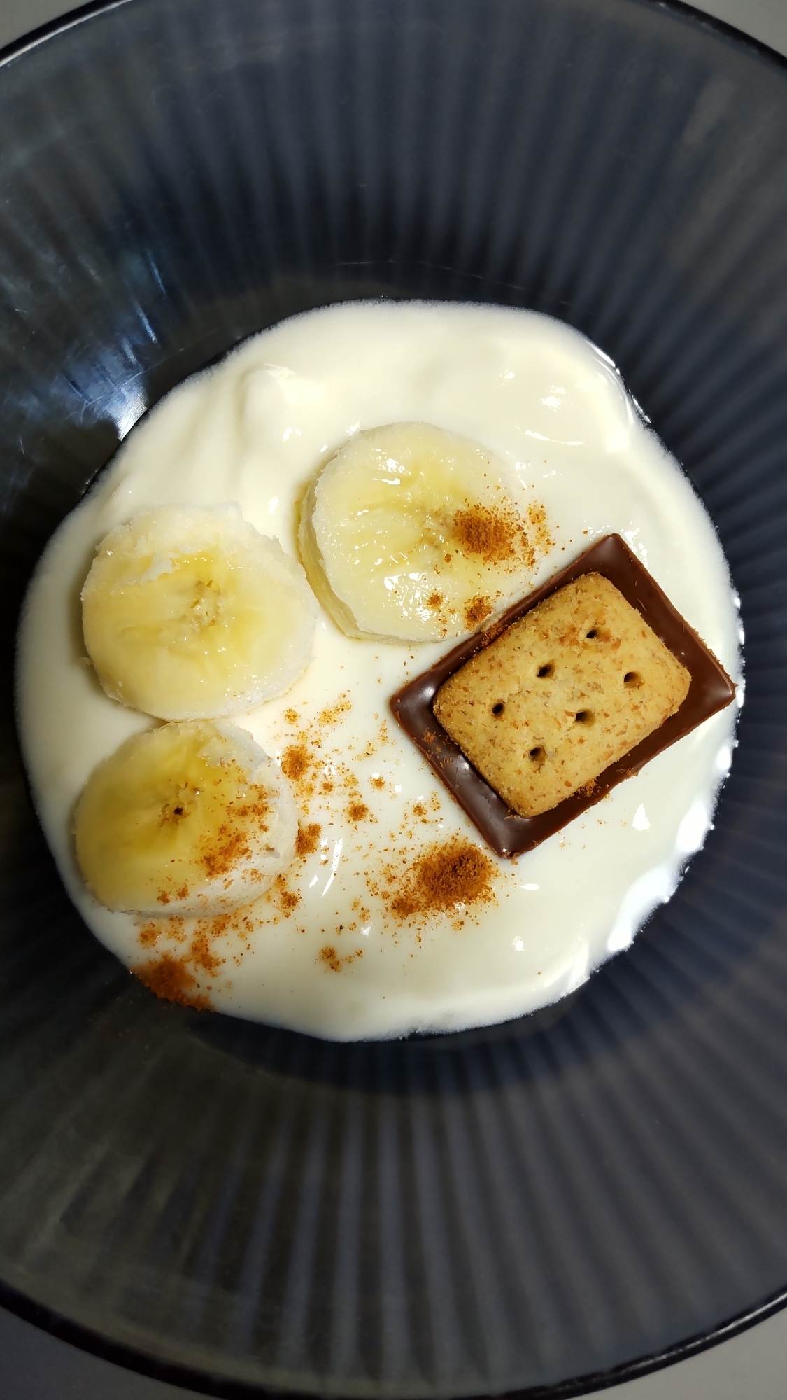 バナナとチョコクッキーのヨーグルト