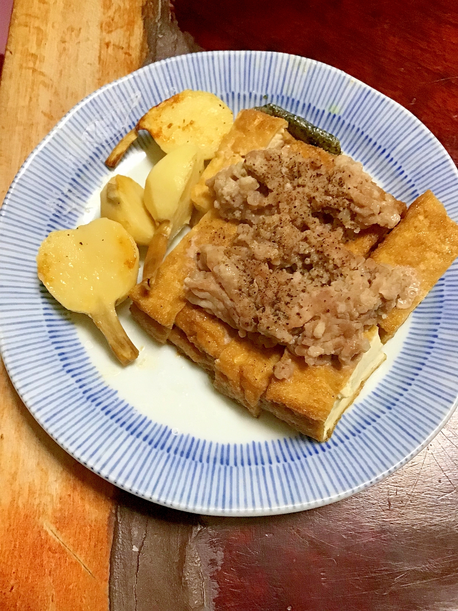 豚ひき肉を乗せた厚揚げ焼きwithくわい。