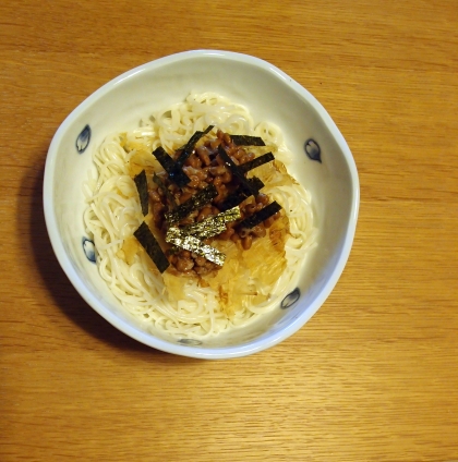 鰹節、すりごま、味付け海苔入り納豆のぶっかけうどん