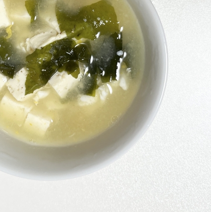 豆腐、わかめ、油揚げ、ちくわの味噌汁