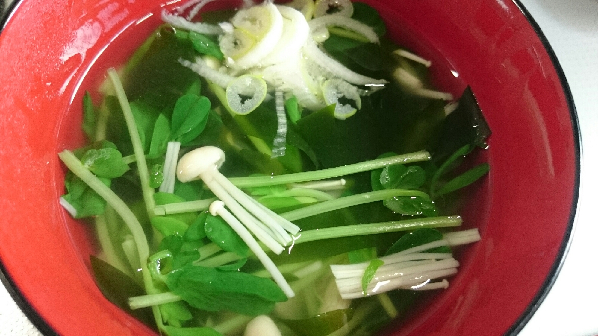 豆苗とわかめの中華風スープ