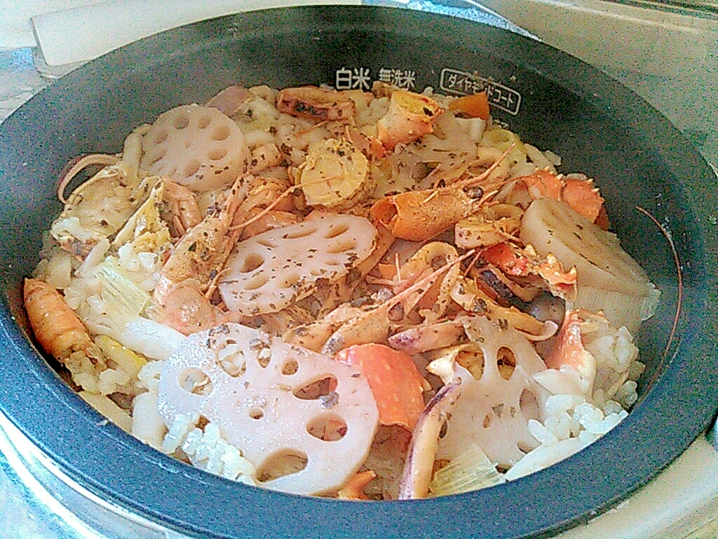 季節の野菜とホタテ蟹の炊き込みご飯