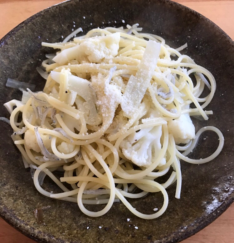 カリフラワーとちりめんじゃこの粉チーズパスタ