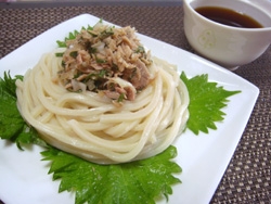 こちらは今日のお昼にいただきました♪夏にピッタリな冷やしうどん発見！！ツナもあるし・・
混ぜ混ぜして美味しかったですよ♪あ！七味忘れた～