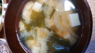 玉ねぎとわかめと豆腐の味噌汁