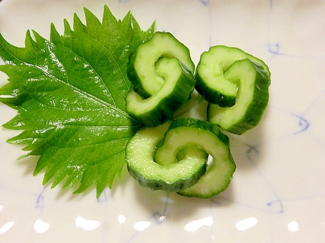 ソーメンの上にもいかが? きゅうりの飾り切り