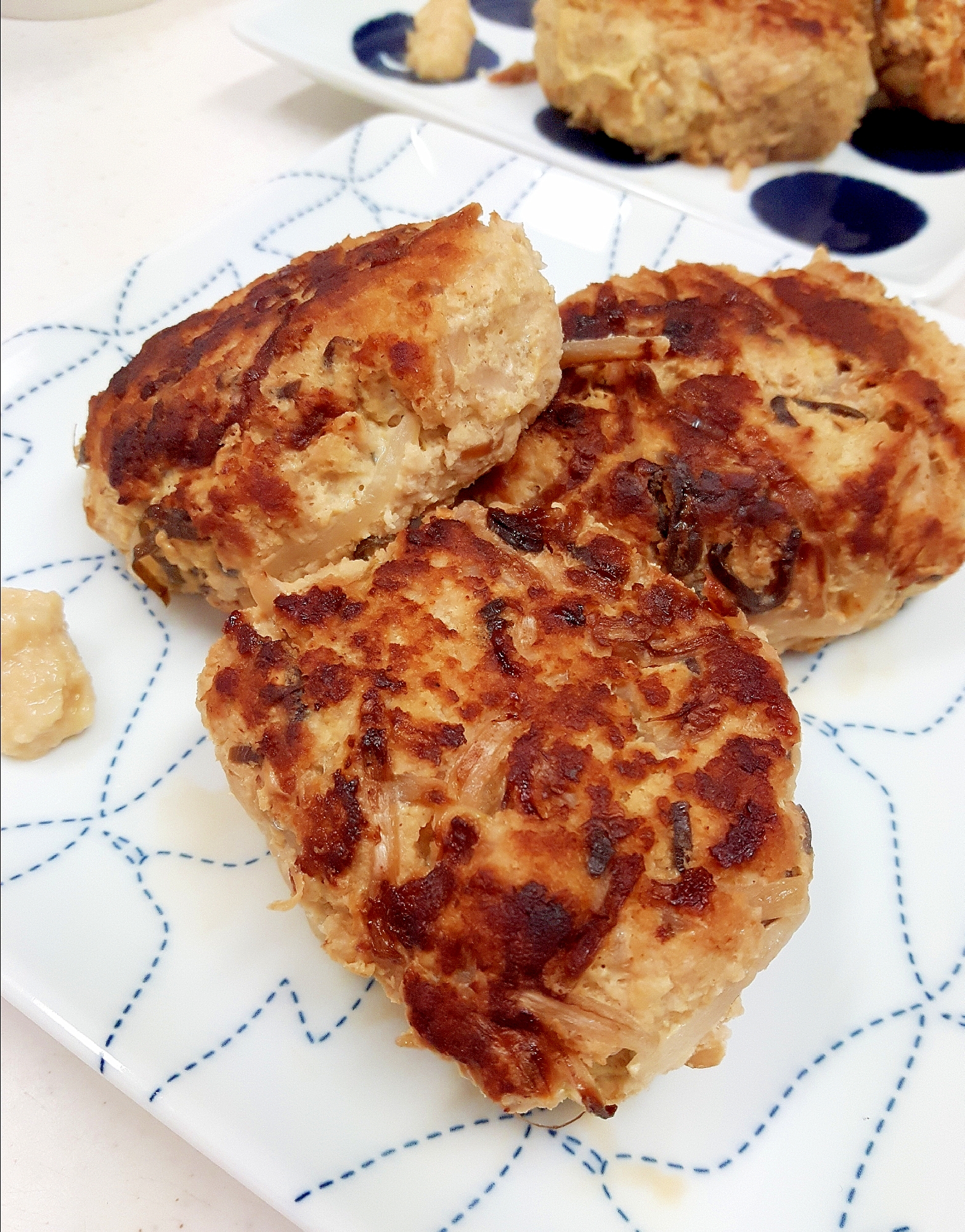 簡単！豚ひき肉ともやしの塩昆布おからハンバーグ♪