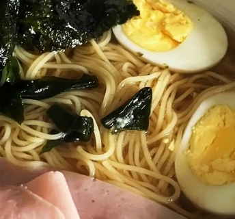 醤油ラーメン ゆで卵炒めたハム法蓮草しめじのせて