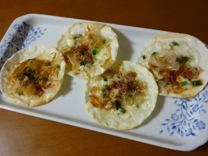 余ってた餃子の皮でおつまみに。
葱・鰹節・醤油の和テイストにチーズって…と思って試してみましたが、すごく合いますね❤
皮もパリパリで、とっても美味しかったです♪