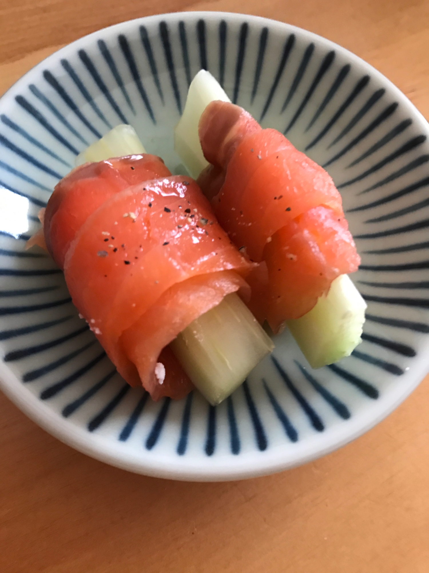 スモークサーモンのセロリとカッテージチーズ巻き