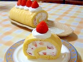 ホットケーキミックスで★ふわふわイチゴロールケーキ
