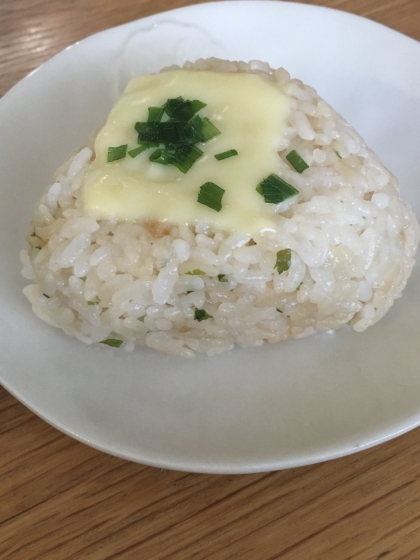 とろけるチーズネギの焼きおにぎり