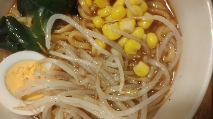 炒めもやしと茹で卵とわかめとコーン入りラーメン