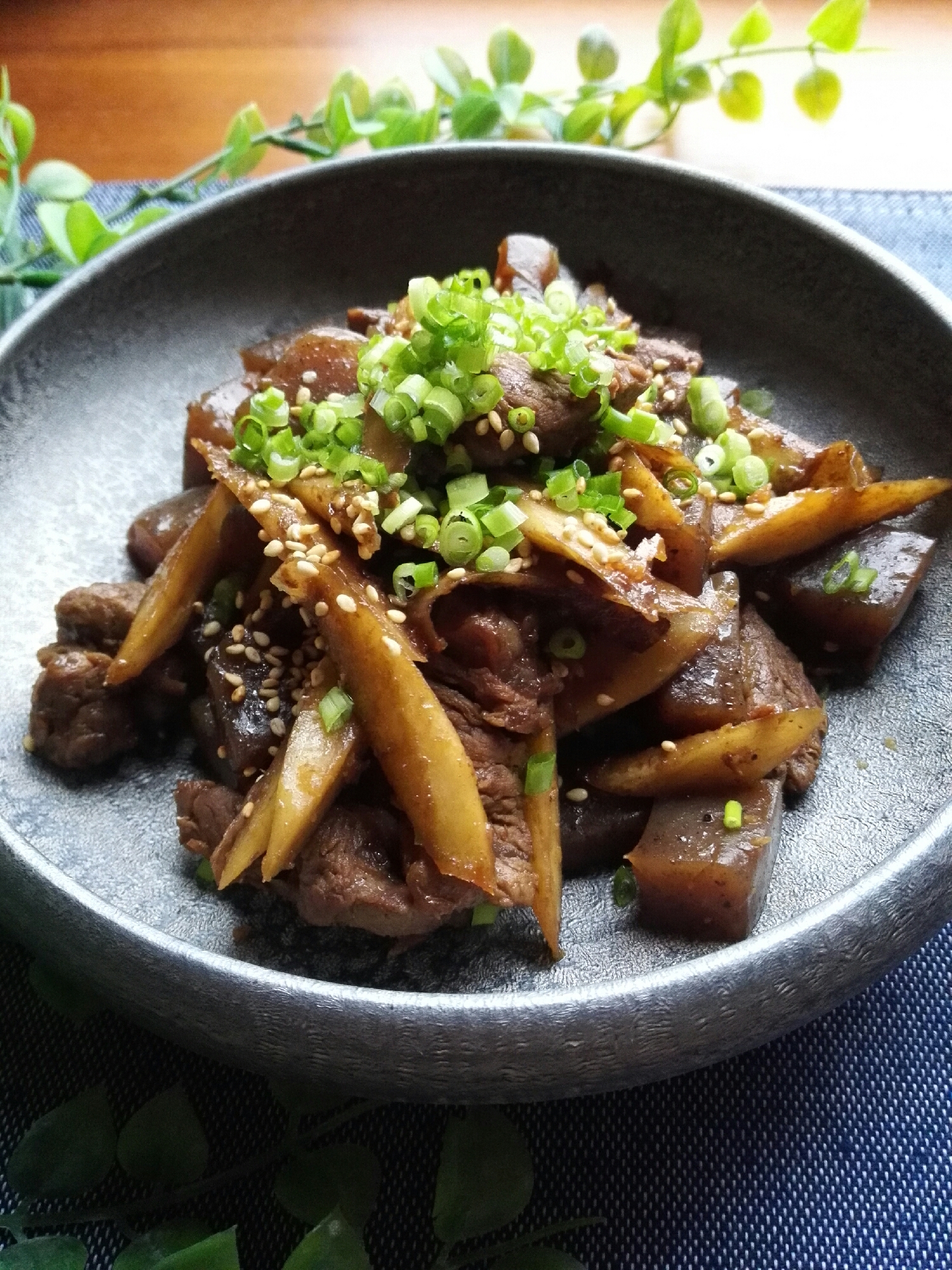 節約！牛肉とゴボウとこんにゃくの炒め煮