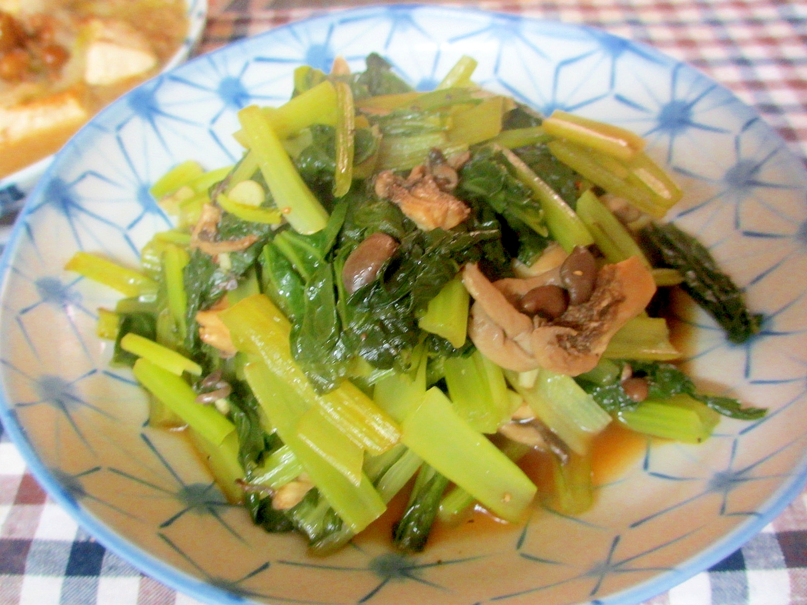 小松菜としめじの蒸し焼き、にんにく醤油風味