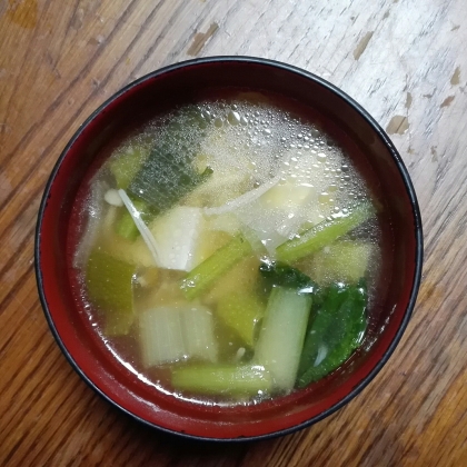 小松菜を入れて作りました。体がとても温まるスープで、美味しかったです！